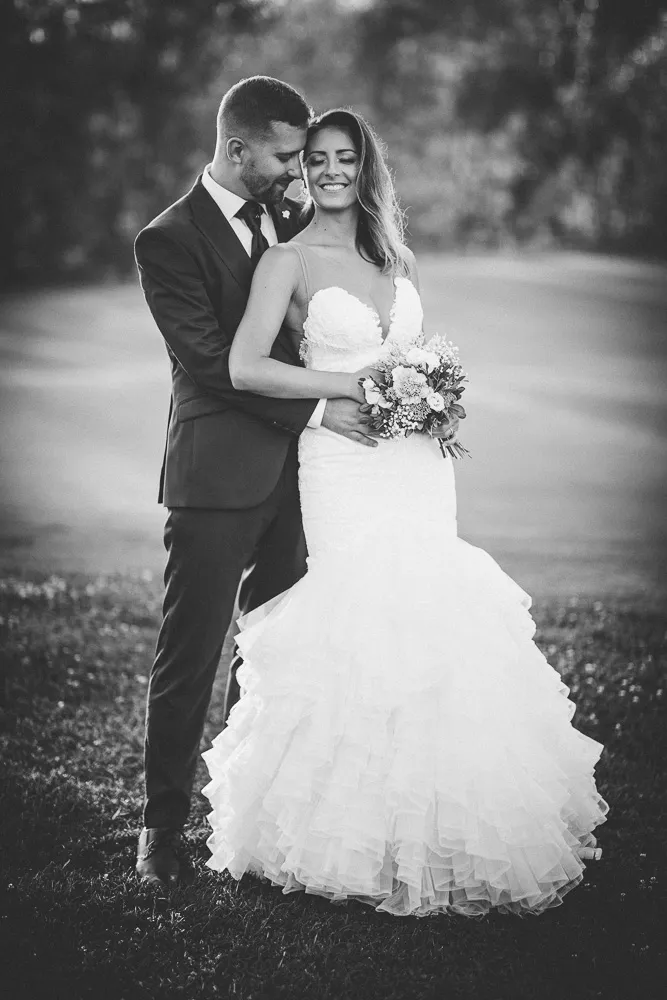 mladoženja i mladenka u zagrljaju