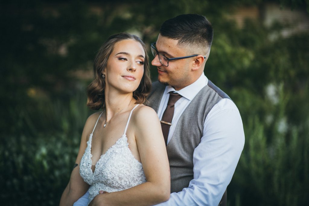 iskren zagrljaj tijekom vjenčanja