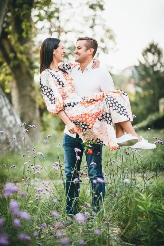 zaručnik nosi zaručnicu u naručju